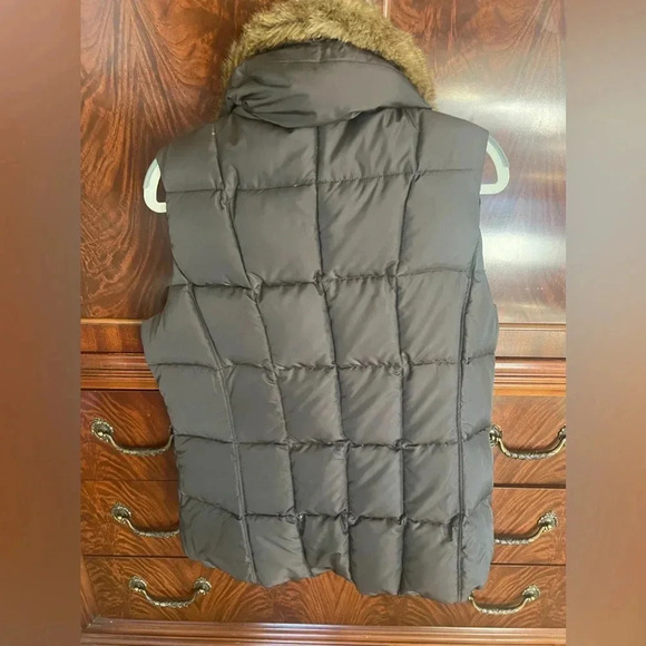 Lands End ladies puffer vest with faux fur collar M. 10/12 Brand new. - Picture 16 of 16